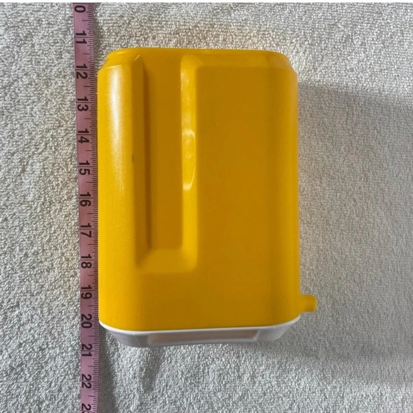 Vintage Rubbermaid Yellow Handleless Pitcher With Lid - Picture 13 of 13